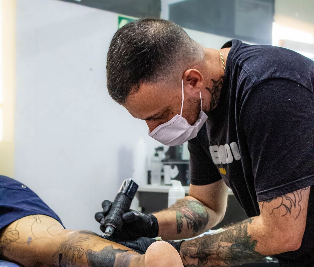 Rafael Carlos, tatuador do Santa Arte